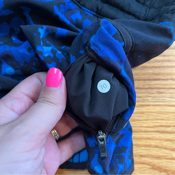 Lululemon black and blue patterned shorts size 10 - Picture 2 of 4